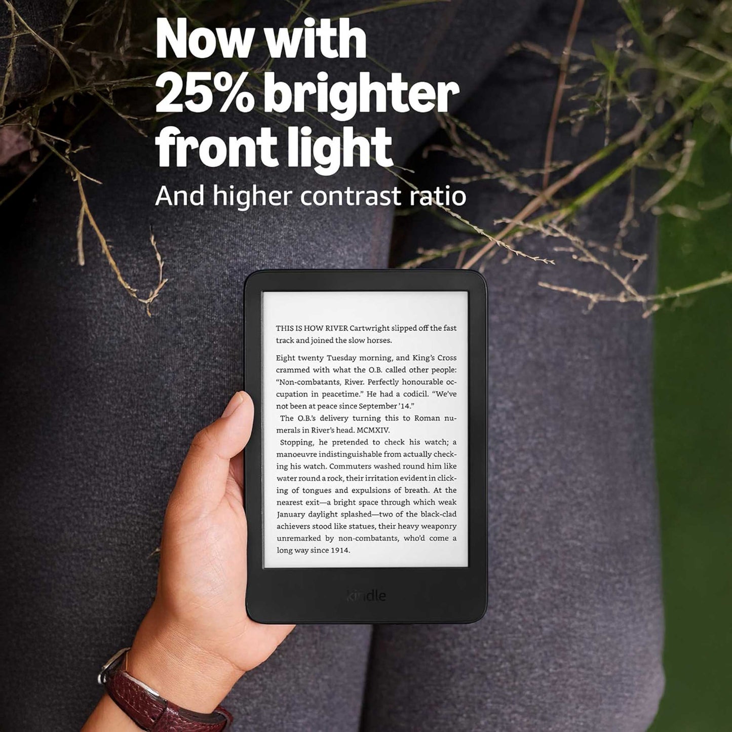 Mujer leyendo Amazon Kindle 6 pulgadas en naturaleza outdoor lifestyle