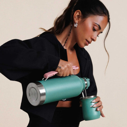 Mujer usando mate Stanley Antonela edición limitada verde claro lifestyle