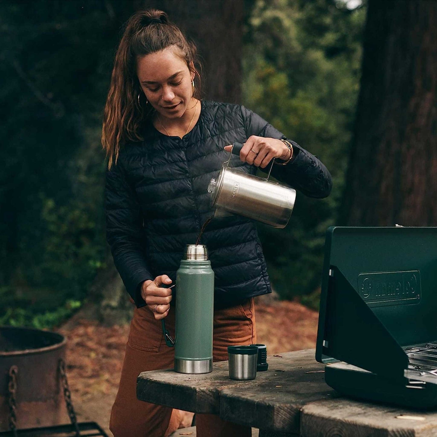 Mujer usando termo Stanley Heritage Classic 1 litro naturaleza outdoor lifestyle