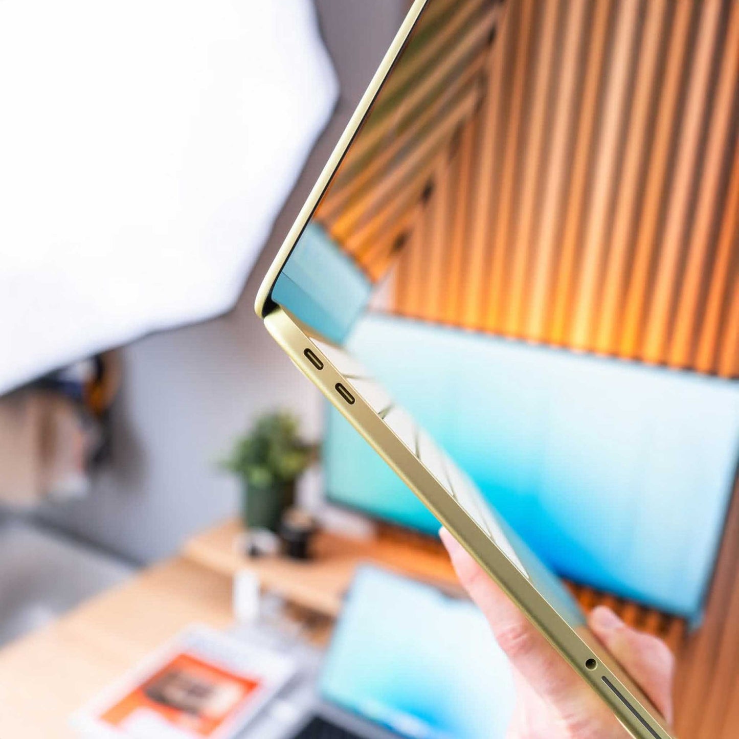 MacBook Neo 13 A18 Pro detalle lateral puertos conexión USB-C Thunderbol