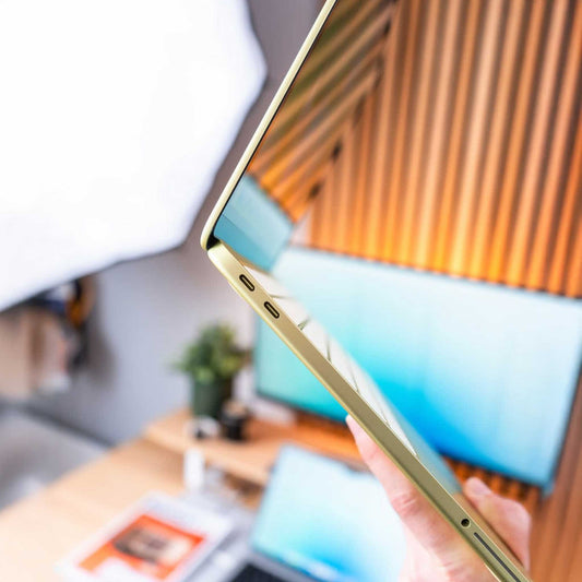 MacBook Neo 13 A18 Pro detalle lateral puertos conexión USB-C Thunderbol