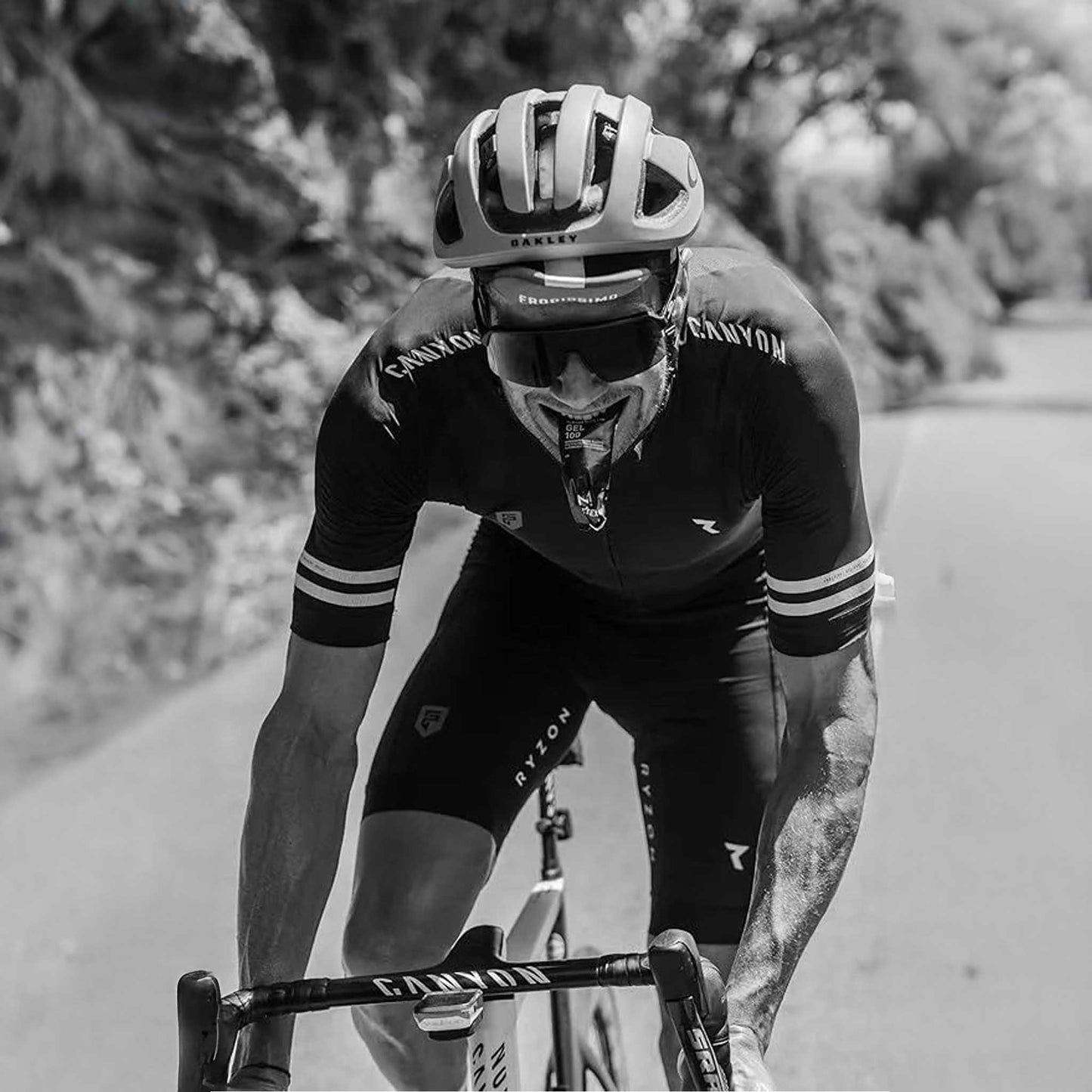 Ciclista atleta usando Maurten Drink Mix 160 gel competencia performance