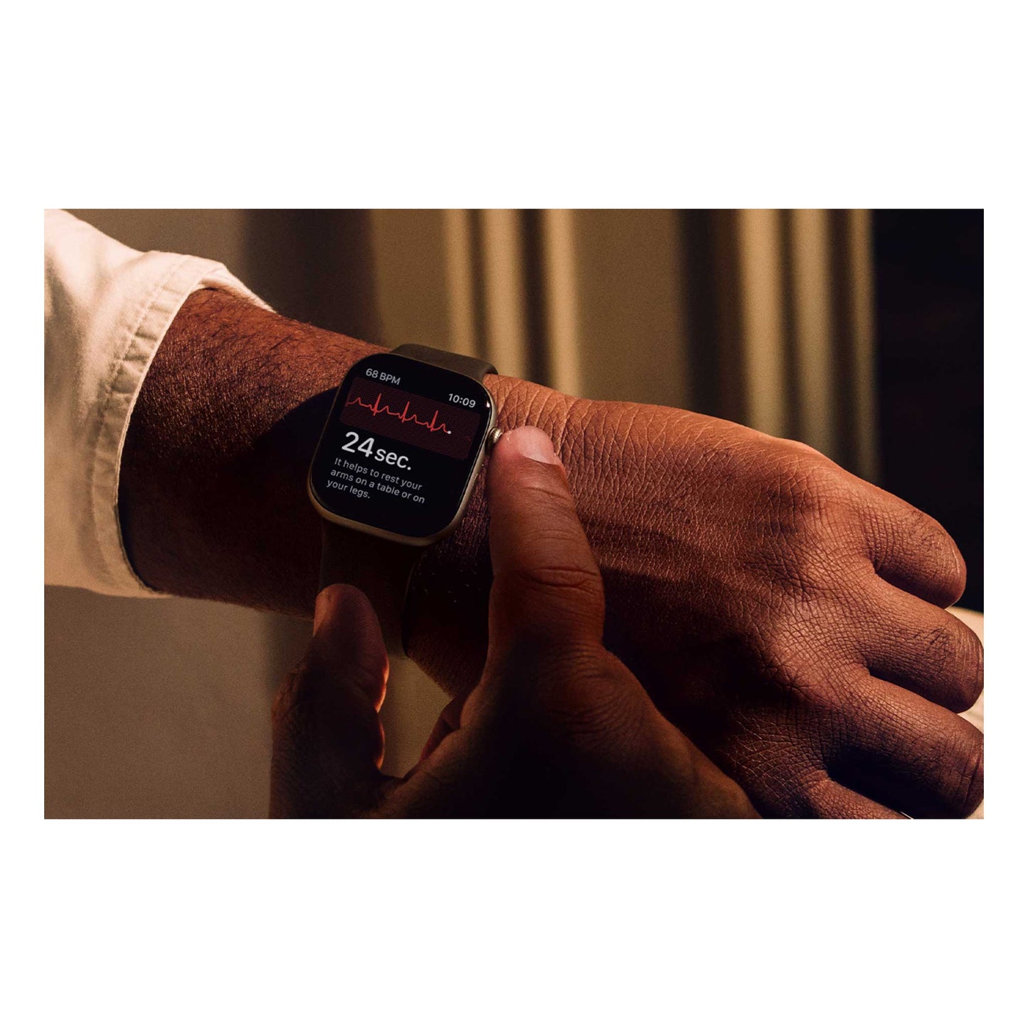 Hombre usando Apple Watch Series 11 46mm health monitoring heart rate lifestyle