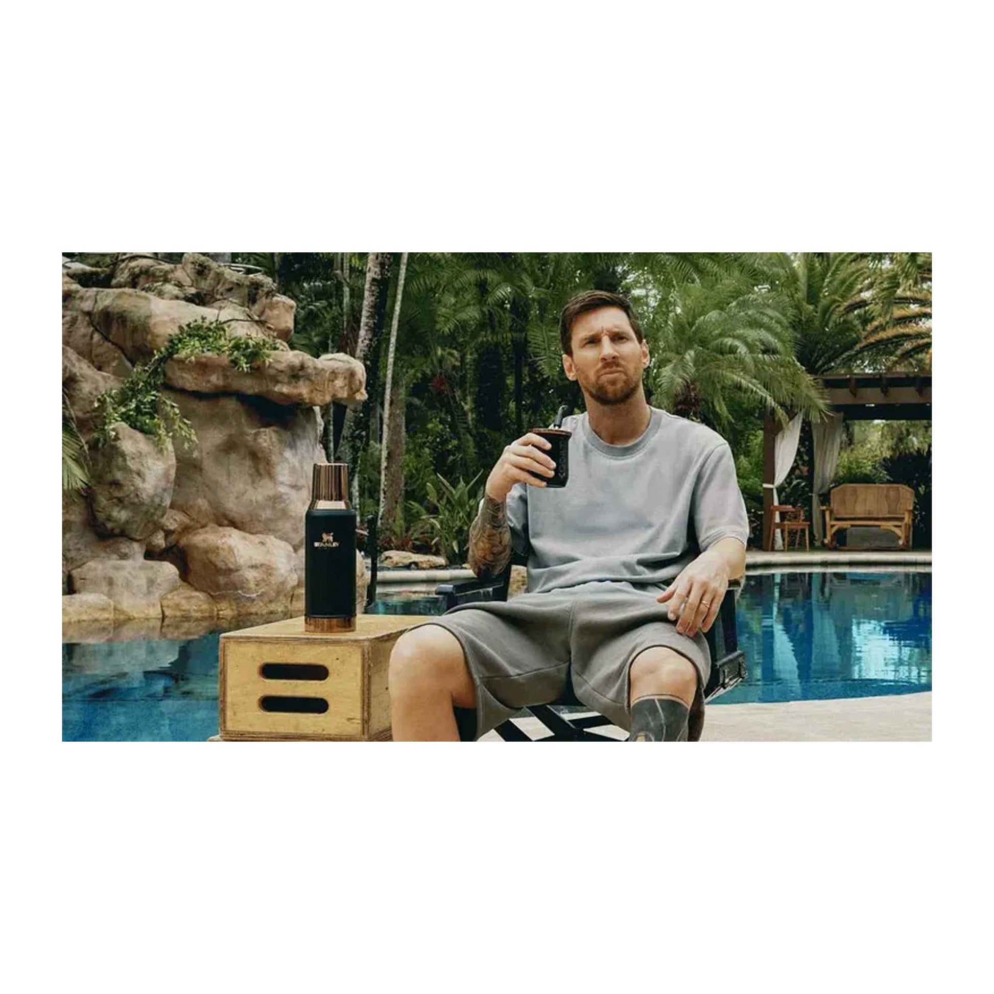 Lionel Messi usando mate Stanley GOAT Black 236ml en contexto lifestyle aspiracional