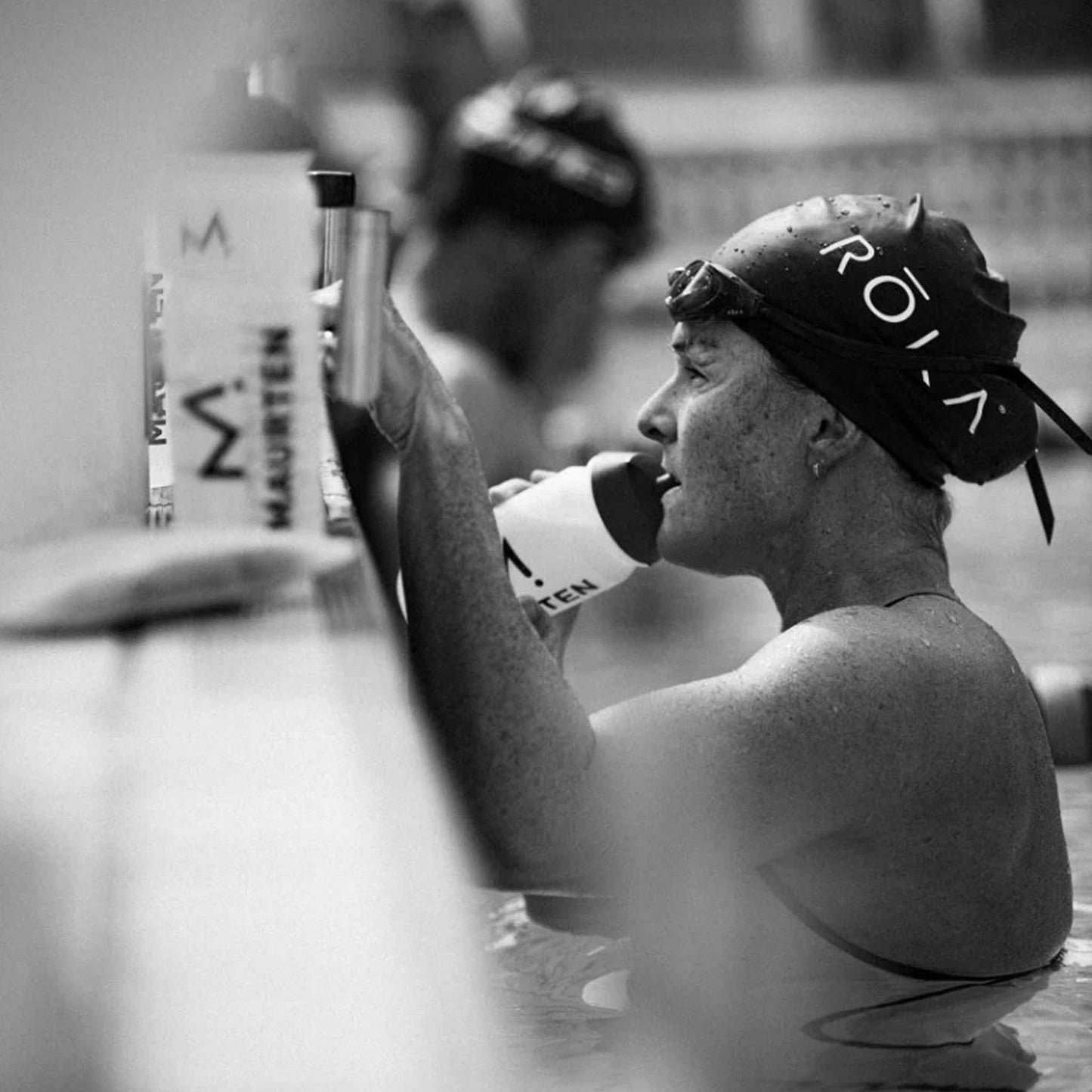 Nadador atleta usando Maurten Drink Mix 320 en agua competencia performance